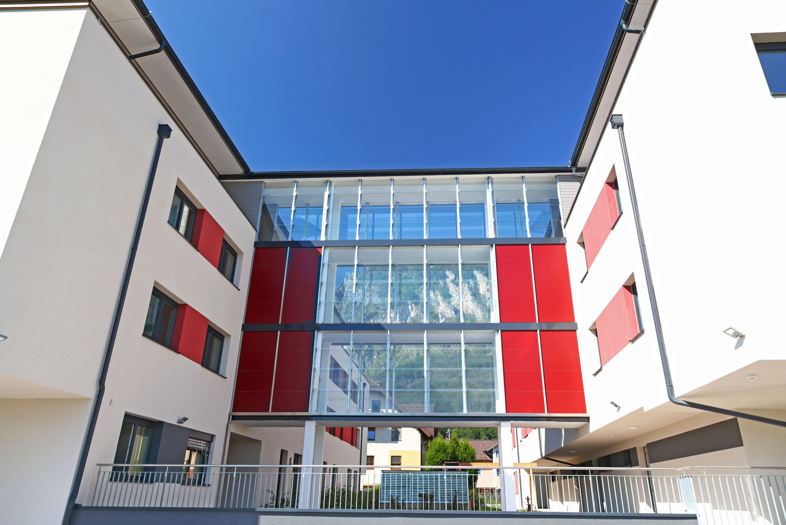 Wohnhaus in Grödig mit Spar und Apotheke von Jürgen MATZER Architekten