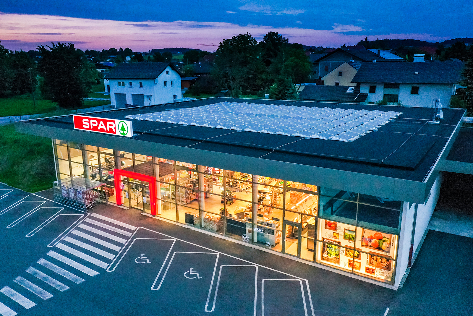 Sparmarkt in Ostermiething von Jürgen MATZER Architekten