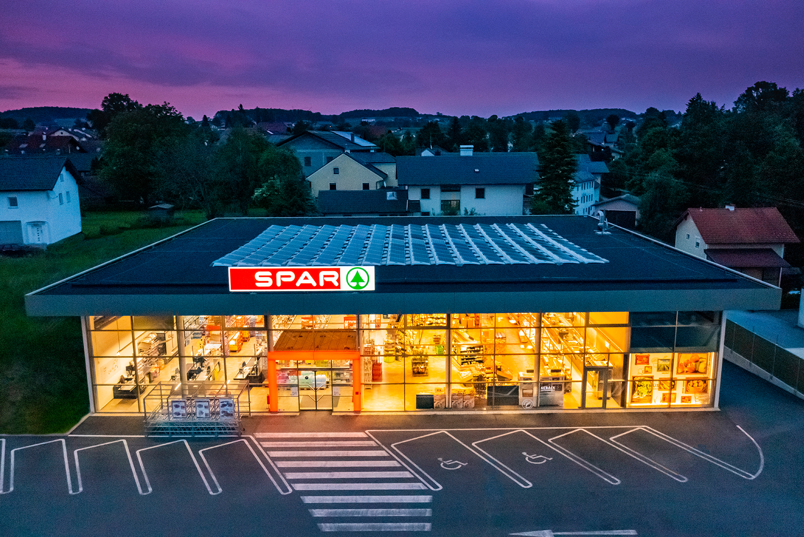 Sparmarkt in Ostermiething von Jürgen MATZER Architekten